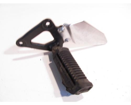 Suzuki GS500F FOOT PEG BRKT FR.