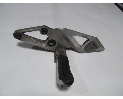 Suzuki GSX-R1100W FOOT PEG BRKT FR.