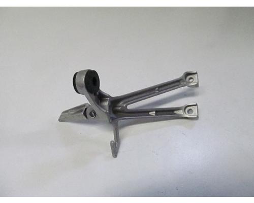 Suzuki GSX-R750 FOOT PEG BRKT REAR