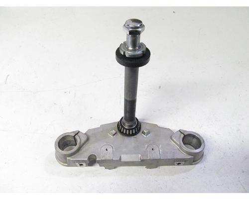 Suzuki VL1500 TRIPLE TREE LOWER