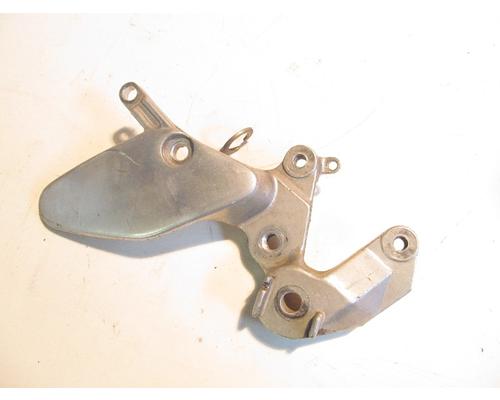 Yamaha YZF-600R FOOT PEG BRKT FR.