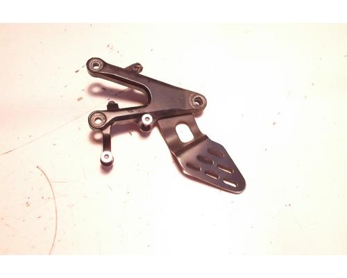 Yamaha YZF-R6 FOOT PEG BRKT FR.