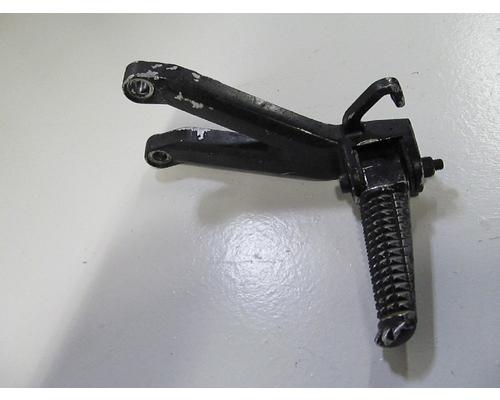 Yamaha YZF-R6 FOOT PEG REAR